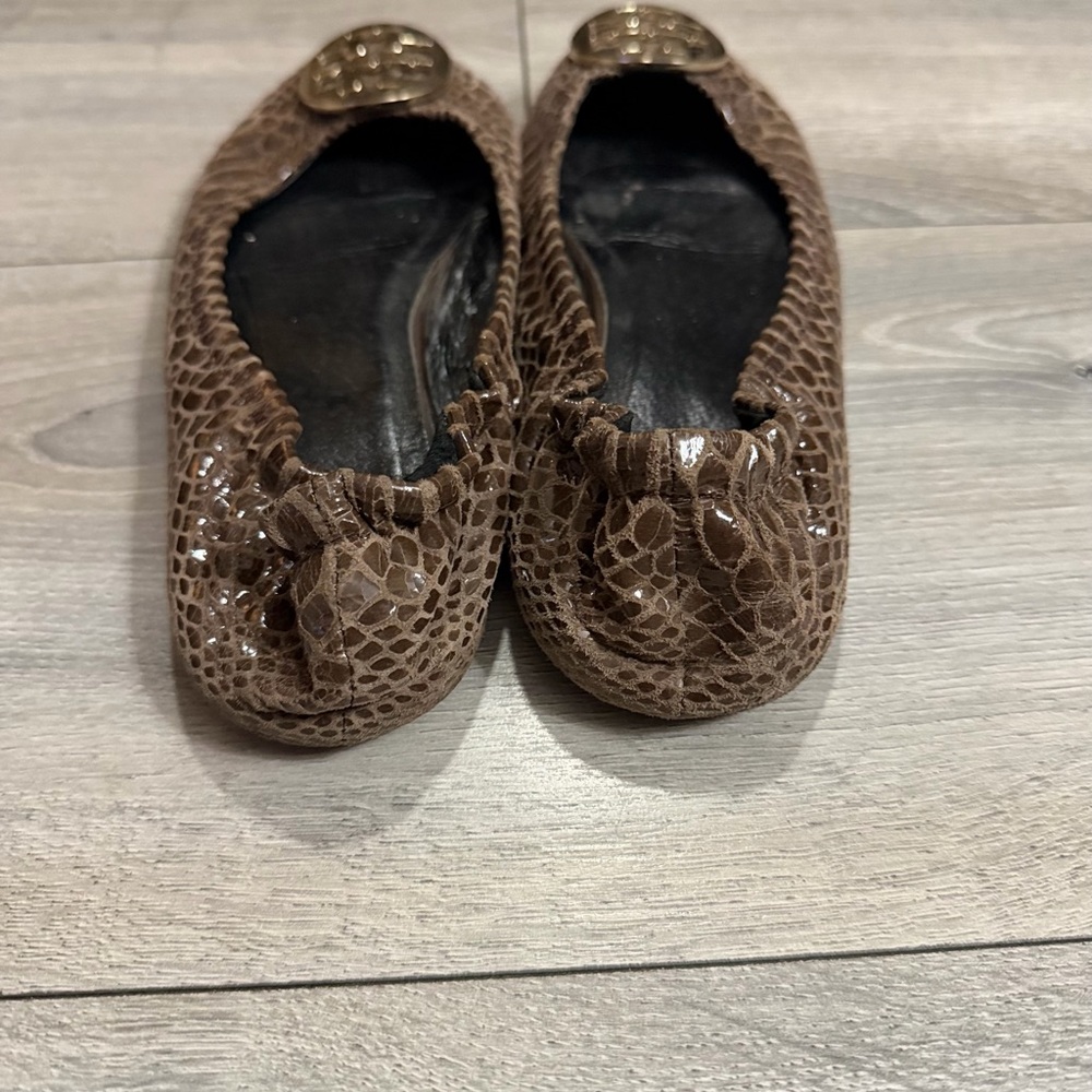 Tory Burch Brown Croc-Embossed Logo Ballet Flats - Picture 4 of 6